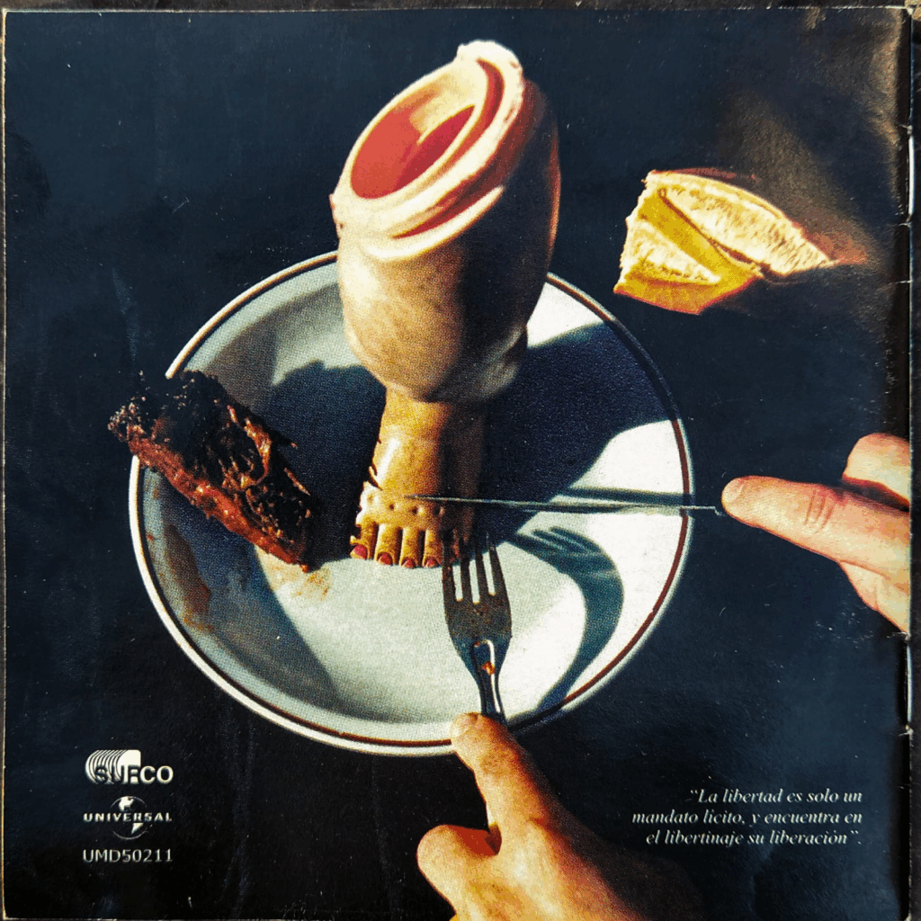 libertinaje: un plato de comida que contiene un pie de bebé de juguete